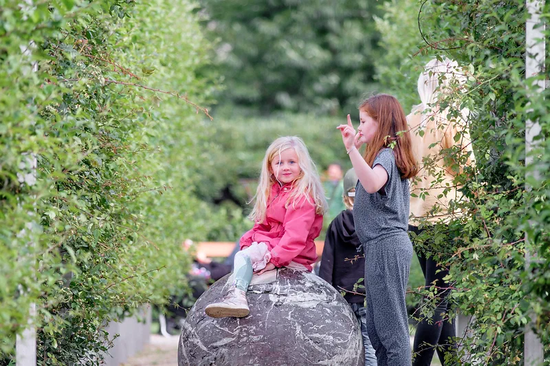 Kids in Kings Garden, Copenhagen. Shot with Mamiya 645 Sekor C 210mm f4 @ f4 on Fujifilm X-T20.