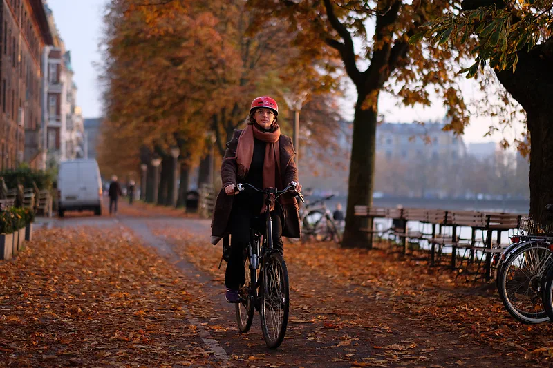 Lady biking along the lakes in Copenhagen (Søerne). Taken with Fujifilm X-T20 + Fujifilm XF 56mm f1.2.