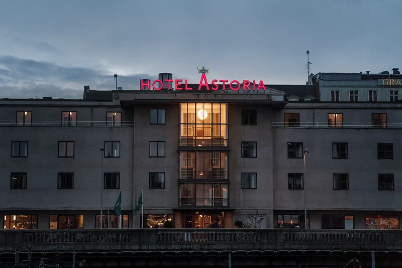 Astoria Hotel in Copenhagen, taken with Mamiya 110mm f2.8 lens + Rhinocam + Fujifilm X-T20. Detailed view here (original: 14498×10050, 146 megapixels).