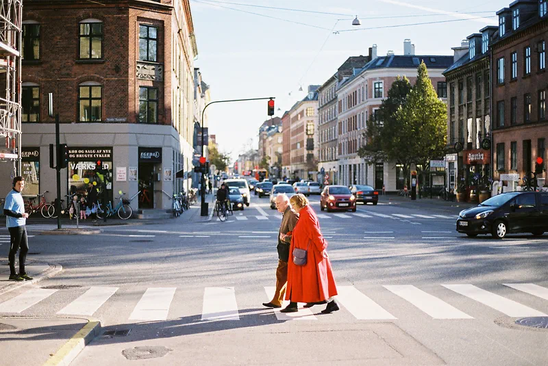 Old couple at Nordre Fasanvej, Frederiksberg. Canon EOS 33V + Canon EF 50mm f1.8 + Kodak Portra 160 (overexposed as iso 100).